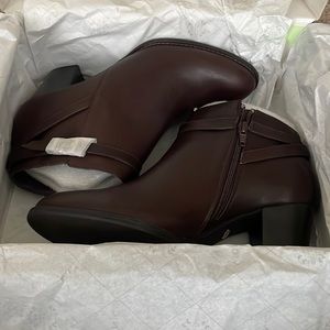 Vionic Upton Ankle Boot *NWT*